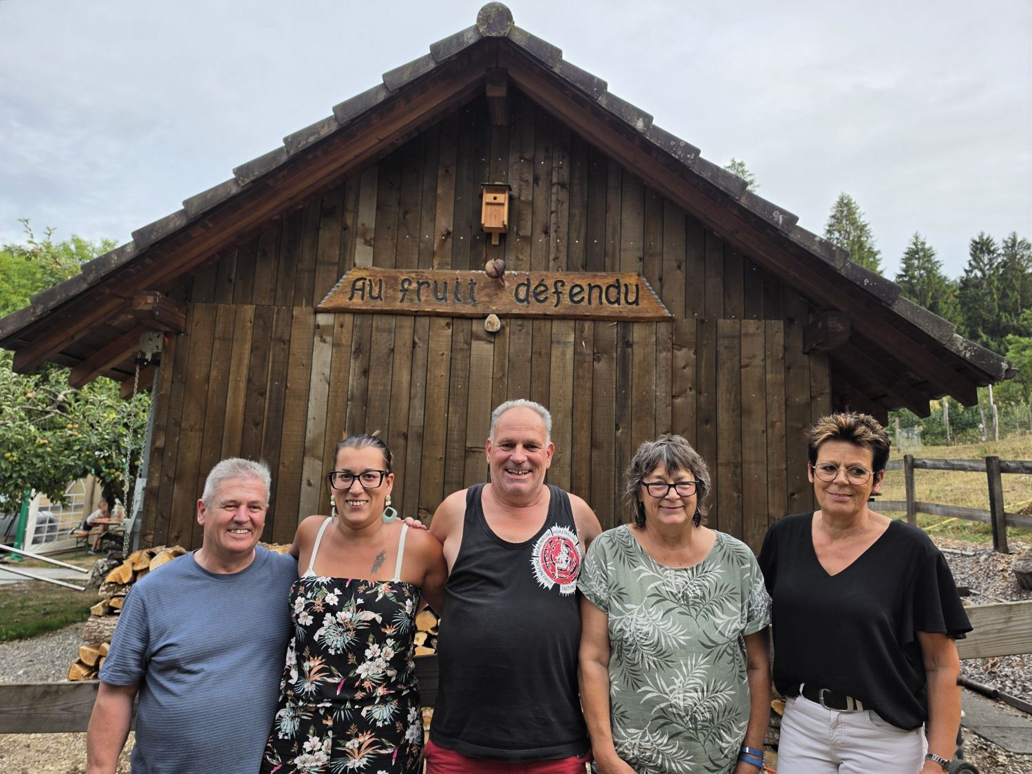 Le comité de la Société d'Arboriculture de Bassecourt devant le chalet Au Fruit Défendu